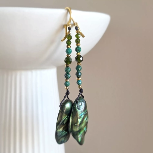 KSt822 webp Kolczyki wiszące unikaty macica perłowa, malachit, diopsyd chromowy, hematyt i złota stal chirurgiczna Magneska biżuteria Zielona Góra 5.webp