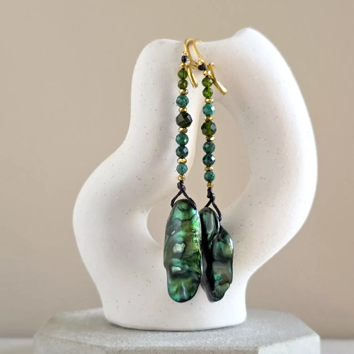 KSt822 webp Kolczyki wiszące unikaty macica perłowa, malachit, diopsyd chromowy, hematyt i złota stal chirurgiczna Magneska biżuteria Zielona Góra 6.webp