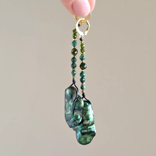 KSt822 webp Kolczyki wiszące unikaty macica perłowa, malachit, diopsyd chromowy, hematyt i złota stal chirurgiczna Magneska biżuteria Zielona Góra 7.webp