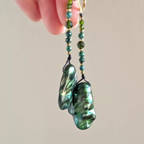 KSt822 webp Kolczyki wiszące unikaty macica perłowa, malachit, diopsyd chromowy, hematyt i złota stal chirurgiczna Magneska biżuteria Zielona Góra 8.webp