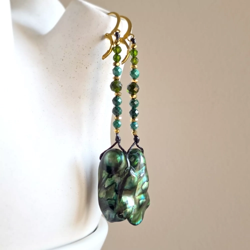 KSt822 webp Kolczyki wiszące unikaty macica perłowa, malachit, diopsyd chromowy, hematyt i złota stal chirurgiczna Magneska biżuteria Zielona Góra.webp