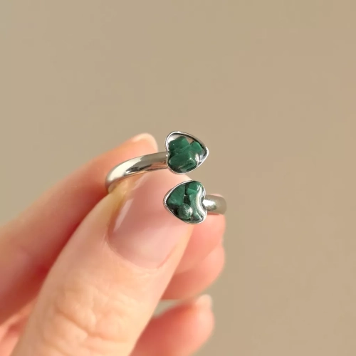 PIER373 webp Pierścionek klasyczny serca malachit w żywicy Sparkles malachite Magneska biżuteria Zielona Góra 2.webp