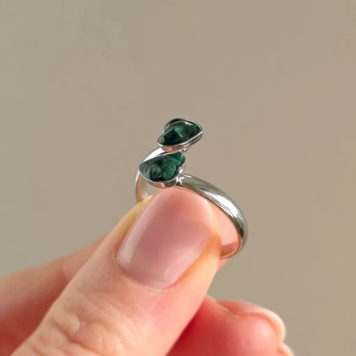 PIER373 webp Pierścionek klasyczny serca malachit w żywicy Sparkles malachite Magneska biżuteria Zielona Góra 3.webp