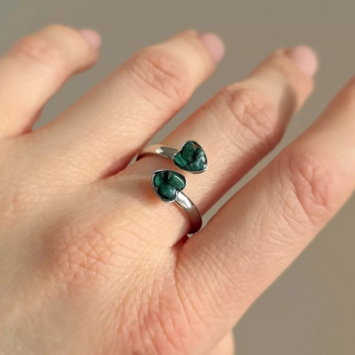 PIER373 webp Pierścionek klasyczny serca malachit w żywicy Sparkles malachite Magneska biżuteria Zielona Góra 4.webp