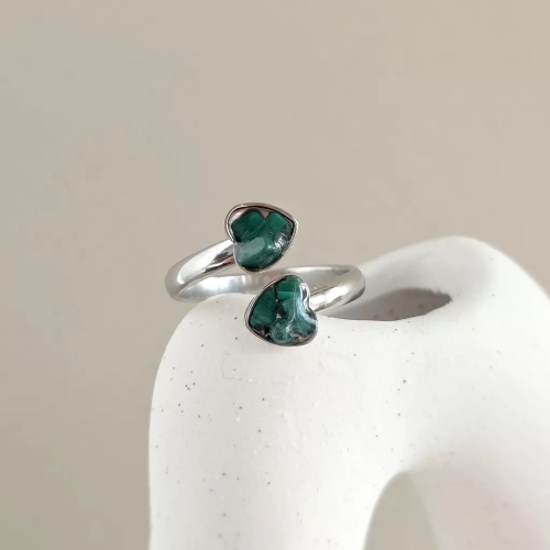 PIER373 webp Pierścionek klasyczny serca malachit w żywicy Sparkles malachite Magneska biżuteria Zielona Góra.webp