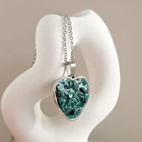 NAW1150 webp Naszyjnik malachit w żywicy serce stal chirurgiczna Sparkles malachite  Magneska biżuteria Zielona Góra 2.webp