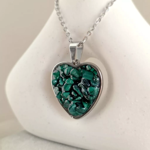 NAW1150 webp Naszyjnik malachit w żywicy serce stal chirurgiczna Sparkles malachite  Magneska biżuteria Zielona Góra 4.webp