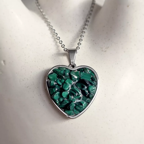 NAW1150 webp Naszyjnik malachit w żywicy serce stal chirurgiczna Sparkles malachite  Magneska biżuteria Zielona Góra.webp