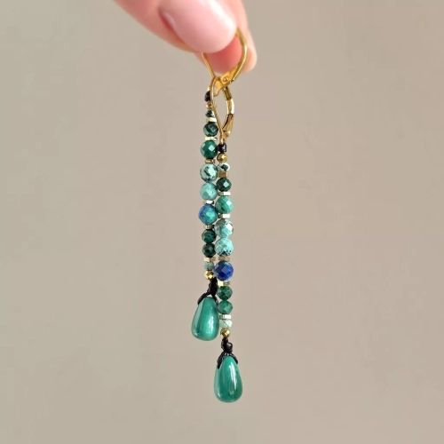 KST823 webp Kolczyki wiszące unikaty malachit, turkus, chryzokola, hematyt i złota stal chirurgiczna Magneska biżuteria Zielona Góra 6.webp