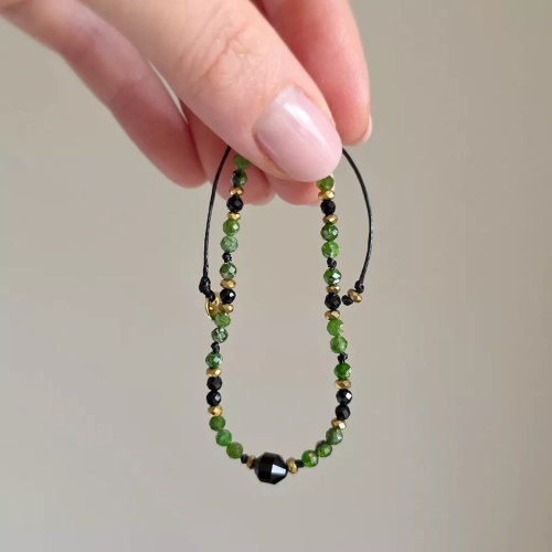 FULLNESS040 webp Bransoletka czarny turmalin, diopsyd chromowy i hematyt na czarnym sznurku Fullness of stability Magneska biżuteria 4.webp