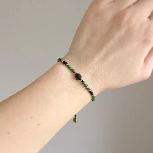 FULLNESS040 webp Bransoletka czarny turmalin, diopsyd chromowy i hematyt na czarnym sznurku Fullness of stability Magneska biżuteria 5.webp