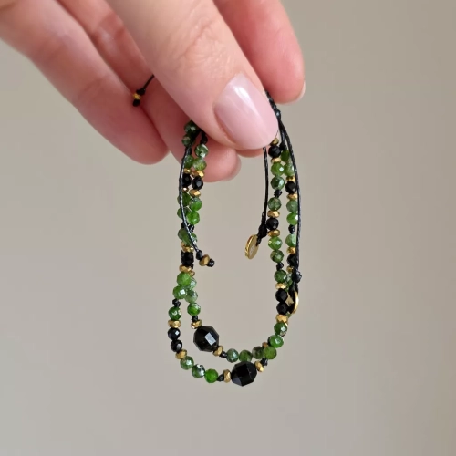 FULLNESS040 webp Bransoletka czarny turmalin, diopsyd chromowy i hematyt na czarnym sznurku Fullness of stability Magneska biżuteria.webp