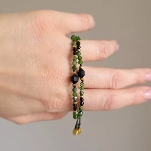 FULLNESS040 webp Bransoletka czarny turmalin, diopsyd chromowy i hematyt na czarnym sznurku Fullness of stability Magneska biżuteria 2.webp