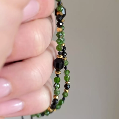 FULLNESS040 webp Bransoletka czarny turmalin, diopsyd chromowy i hematyt na czarnym sznurku Fullness of stability Magneska biżuteria 3.webp