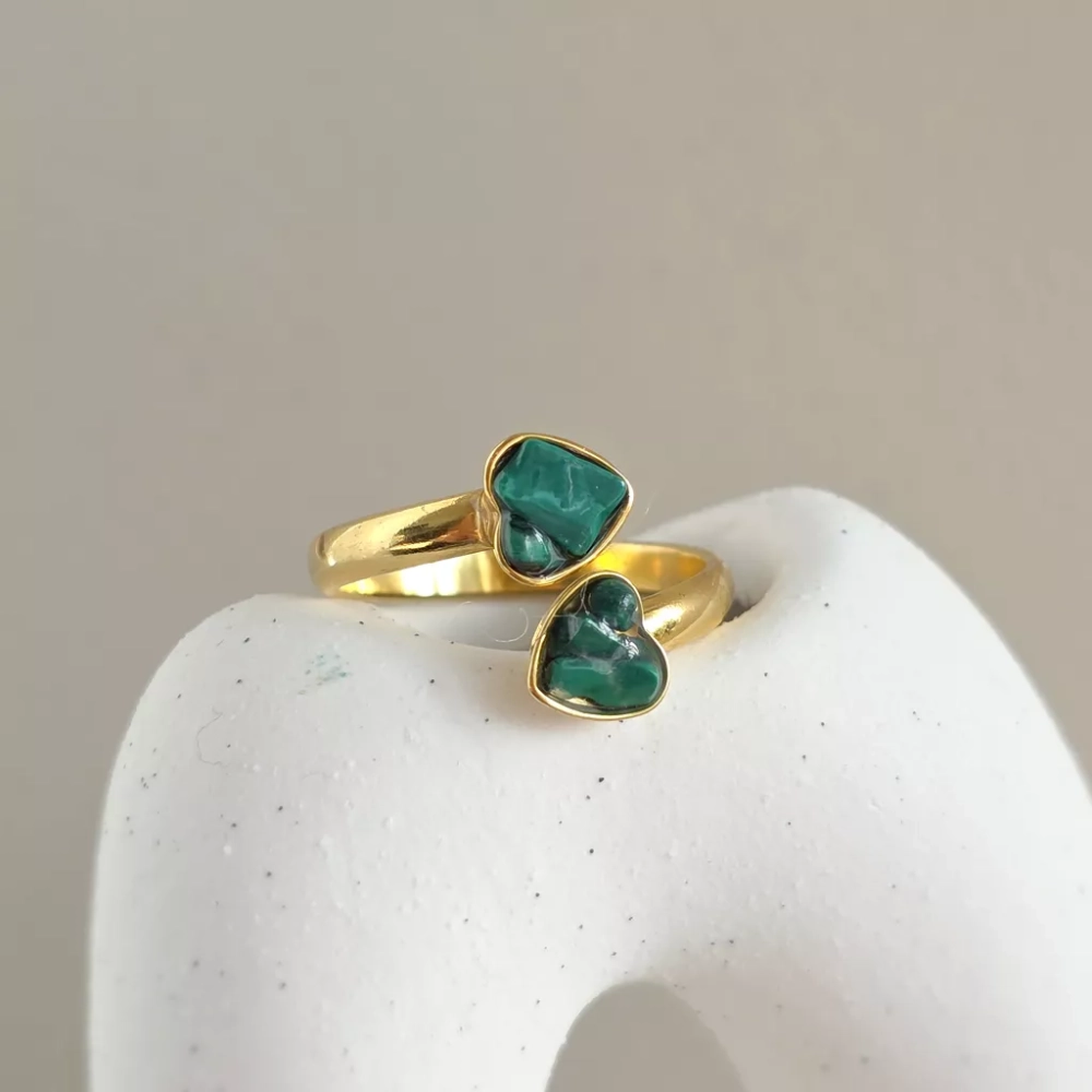 PIER374 webp Pierścionek klasyczny złote serca malachit w żywicy Sparkles malachite  Magneska 2.webp