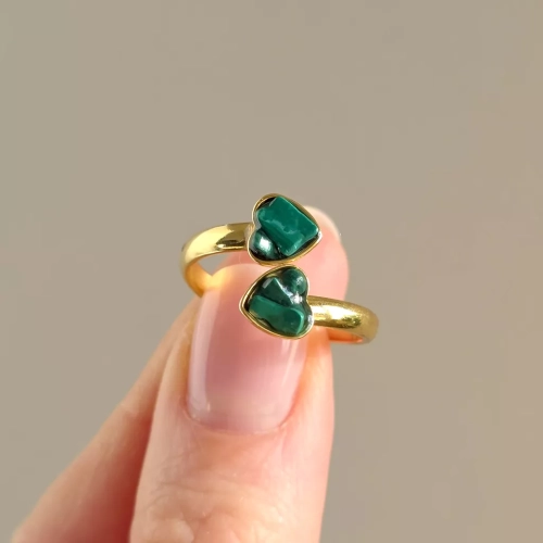 PIER374 webp Pierścionek klasyczny złote serca malachit w żywicy Sparkles malachite  Magneska 3.webp