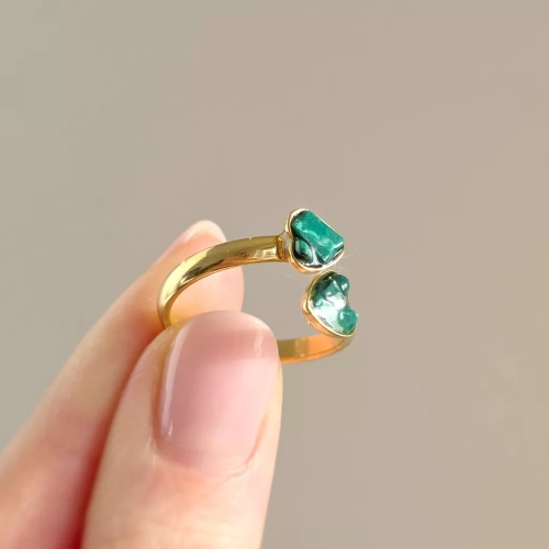 PIER374 webp Pierścionek klasyczny złote serca malachit w żywicy Sparkles malachite  Magneska 4.webp