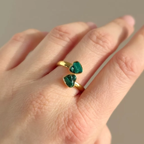 PIER374 webp Pierścionek klasyczny złote serca malachit w żywicy Sparkles malachite  Magneska 5.webp