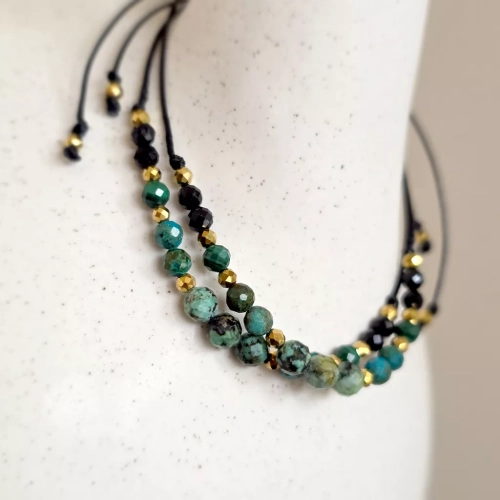 SZN1132 webp Bransoletka turkus, chryzokola, malachit, czarny turmalin i hematyt na czarnym sznurku  Magneska biżuteria 2.webp