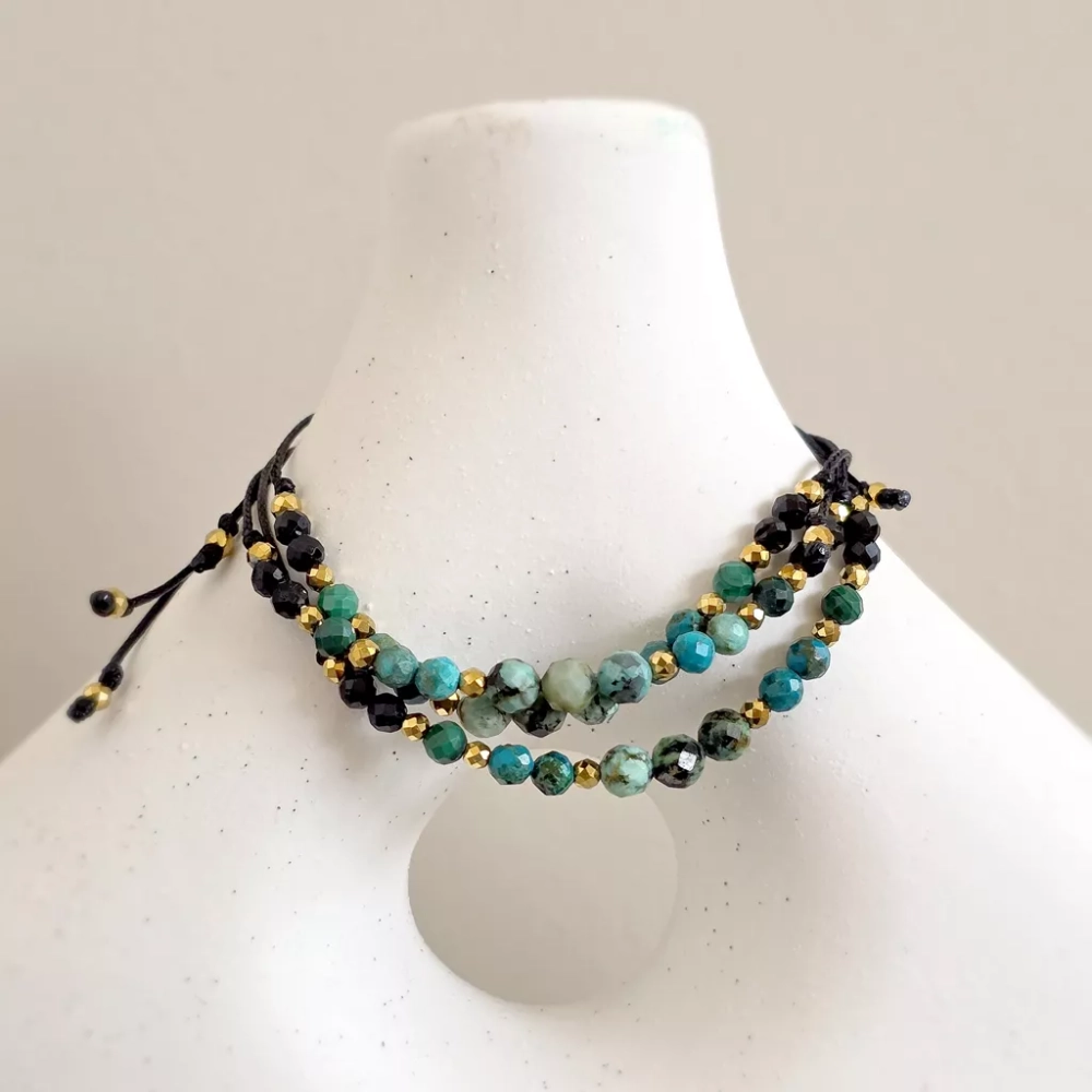 SZN1132 webp Bransoletka turkus, chryzokola, malachit, czarny turmalin i hematyt na czarnym sznurku  Magneska biżuteria 3.webp