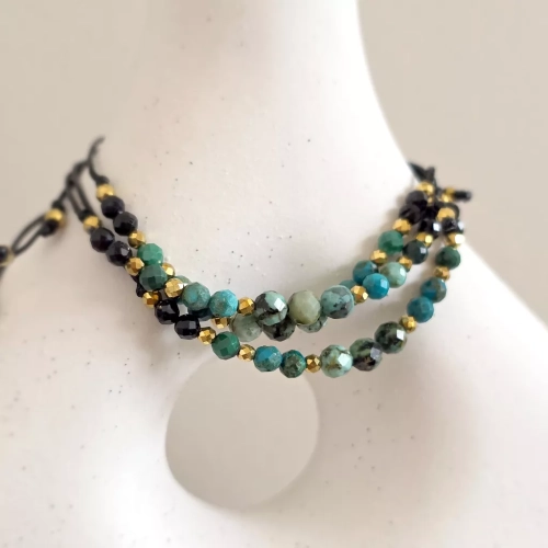 SZN1132 webp Bransoletka turkus, chryzokola, malachit, czarny turmalin i hematyt na czarnym sznurku  Magneska biżuteria 4.webp