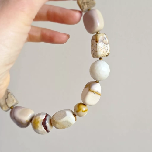 Bohemian naszyjnik kolia unikat z mokaitu, jaspisu pejzażowego, kamienia rzecznego, żółtego opalu i hematytu – ręcznie wykonana biżuteria z naturalnych kamieni. Magneska.pl