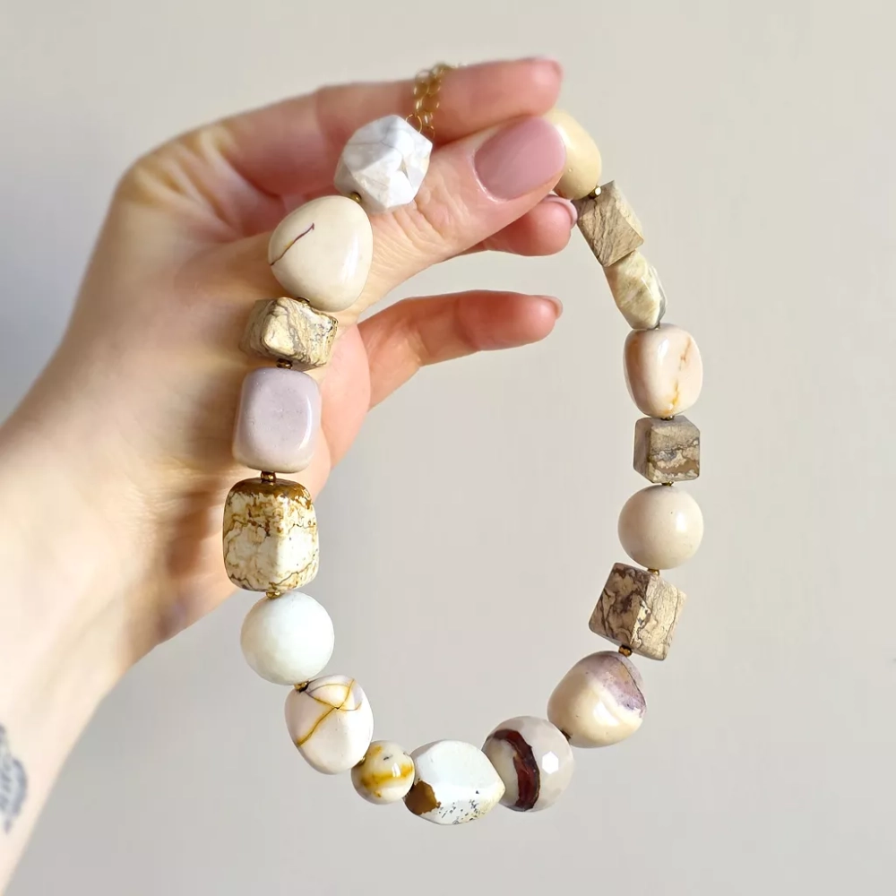 Bohemian naszyjnik kolia unikat z mokaitu, jaspisu pejzażowego, kamienia rzecznego, żółtego opalu i hematytu – ręcznie wykonana biżuteria z naturalnych kamieni. Magneska.pl