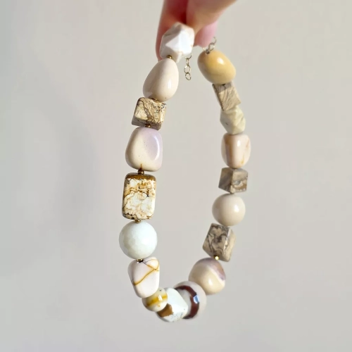 Bohemian naszyjnik kolia unikat z mokaitu, jaspisu pejzażowego, kamienia rzecznego, żółtego opalu i hematytu – ręcznie wykonana biżuteria z naturalnych kamieni. Magneska.pl