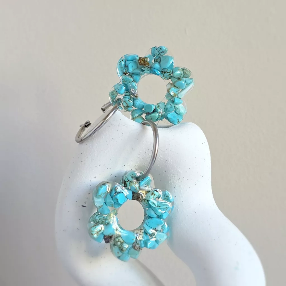 Kolczyki wiszące Sparkles Blue z kwiatkami z barwionego na niebiesko magnezytu na kółeczkach ze stali chirurgicznej – lekkie, kobiece kolczyki handmade. Magneska.pl