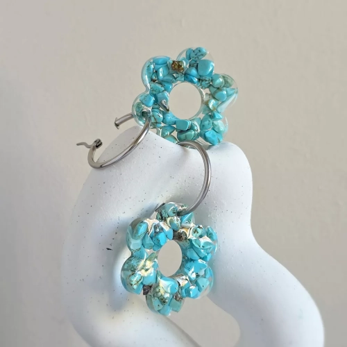 Kolczyki wiszące Sparkles Blue z kwiatkami z barwionego na niebiesko magnezytu na kółeczkach ze stali chirurgicznej – lekkie, kobiece kolczyki handmade. Magneska.pl