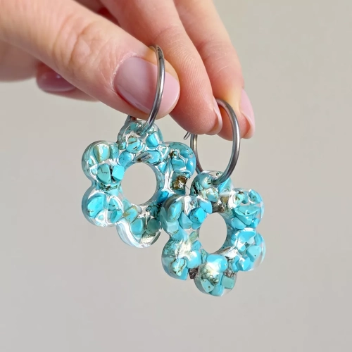 Kolczyki wiszące Sparkles Blue z kwiatkami z barwionego na niebiesko magnezytu na kółeczkach ze stali chirurgicznej – lekkie, kobiece kolczyki handmade. Magneska.pl