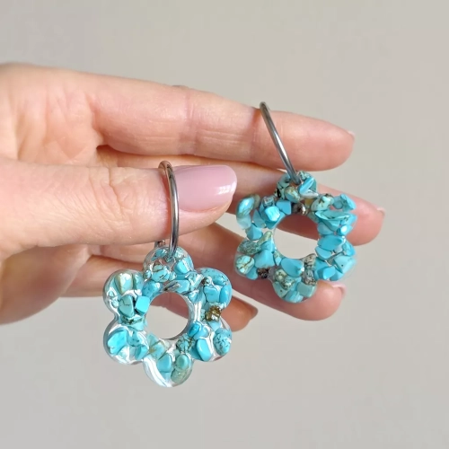 Kolczyki wiszące Sparkles Blue z kwiatkami z barwionego na niebiesko magnezytu na kółeczkach ze stali chirurgicznej – lekkie, kobiece kolczyki handmade. Magneska.pl