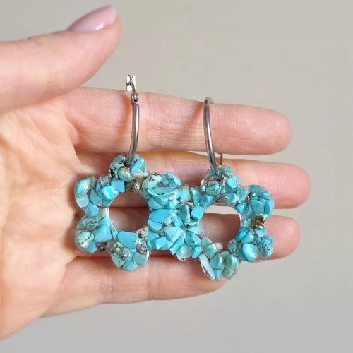 Kolczyki wiszące Sparkles Blue z kwiatkami z barwionego na niebiesko magnezytu na kółeczkach ze stali chirurgicznej – lekkie, kobiece kolczyki handmade. Magneska.pl