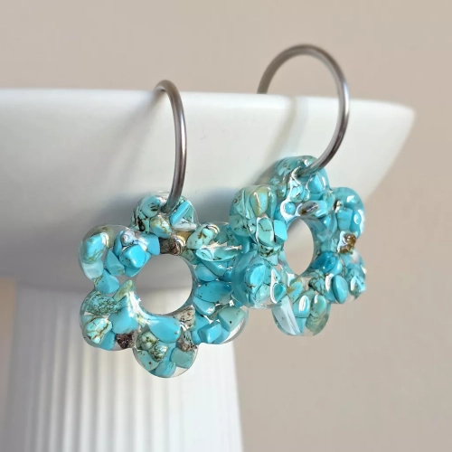Kolczyki wiszące Sparkles Blue z kwiatkami z barwionego na niebiesko magnezytu na kółeczkach ze stali chirurgicznej – lekkie, kobiece kolczyki handmade. Magneska.pl