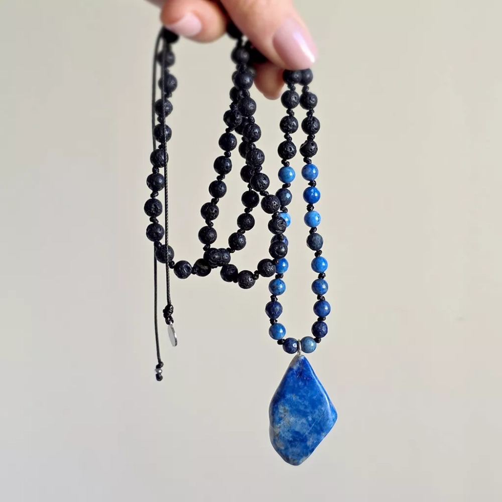 Naszyjnik unisex z lapis lazuli i lawy wulkanicznej na czarnym sznurku – minimalistyczna biżuteria z naturalnych kamieni dla kobiet i mężczyzn. Magneska.pl