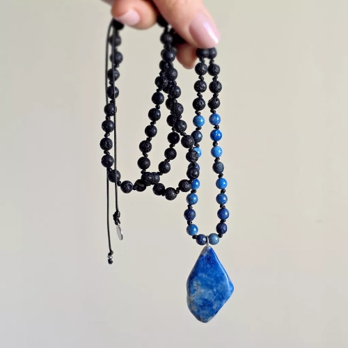 Naszyjnik unisex z lapis lazuli i lawy wulkanicznej na czarnym sznurku – minimalistyczna biżuteria z naturalnych kamieni dla kobiet i mężczyzn. Magneska.pl