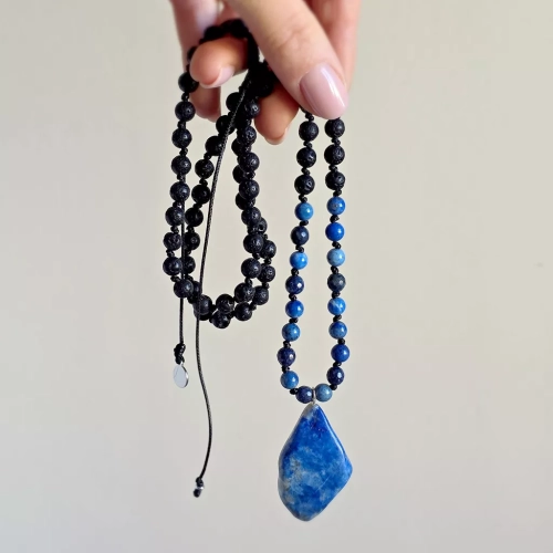 Naszyjnik unisex z lapis lazuli i lawy wulkanicznej na czarnym sznurku – minimalistyczna biżuteria z naturalnych kamieni dla kobiet i mężczyzn. Magneska.pl