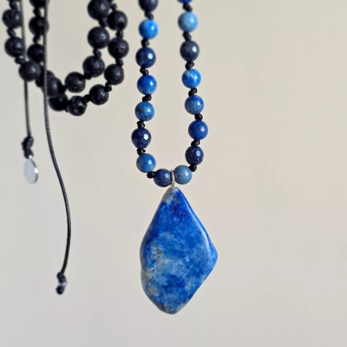 Naszyjnik unisex z lapis lazuli i lawy wulkanicznej na czarnym sznurku – minimalistyczna biżuteria z naturalnych kamieni dla kobiet i mężczyzn. Magneska.pl