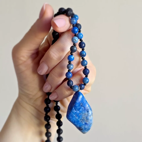Naszyjnik unisex z lapis lazuli i lawy wulkanicznej na czarnym sznurku – minimalistyczna biżuteria z naturalnych kamieni dla kobiet i mężczyzn. Magneska.pl
