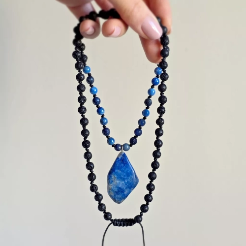 Naszyjnik unisex z lapis lazuli i lawy wulkanicznej na czarnym sznurku – minimalistyczna biżuteria z naturalnych kamieni dla kobiet i mężczyzn. Magneska.pl
