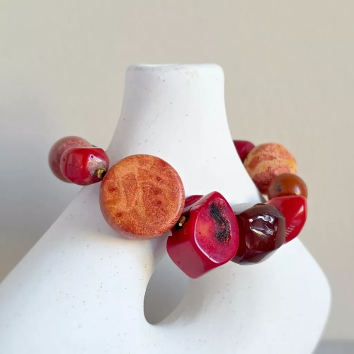 Bohemian bransoletka unikat z korala, karneolu, jaspisu czerwonego i hematytu – ręcznie wykonana biżuteria z naturalnych kamieni w ciepłych czerwonych odcieniach. Magneska.pl