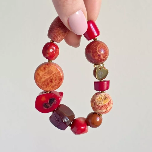Bohemian bransoletka unikat z korala, karneolu, jaspisu czerwonego i hematytu – ręcznie wykonana biżuteria z naturalnych kamieni w ciepłych czerwonych odcieniach. Magneska.pl
