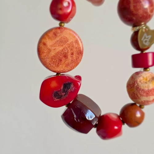 Bohemian bransoletka unikat z korala, karneolu, jaspisu czerwonego i hematytu – ręcznie wykonana biżuteria z naturalnych kamieni w ciepłych czerwonych odcieniach. Magneska.pl