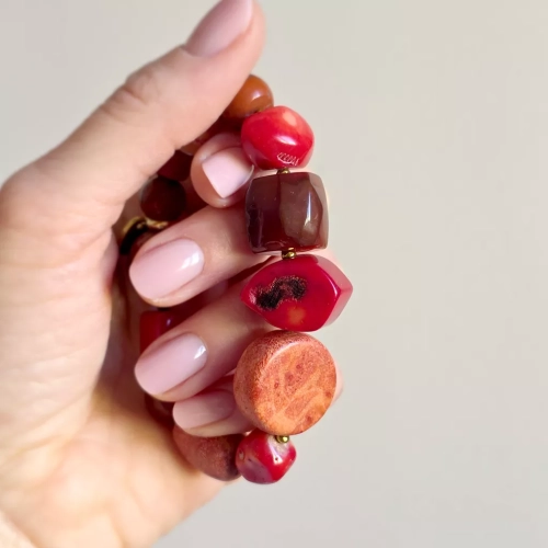 Bohemian bransoletka unikat z korala, karneolu, jaspisu czerwonego i hematytu – ręcznie wykonana biżuteria z naturalnych kamieni w ciepłych czerwonych odcieniach. Magneska.pl