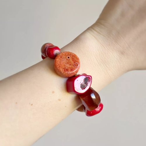 Bohemian bransoletka unikat z korala, karneolu, jaspisu czerwonego i hematytu – ręcznie wykonana biżuteria z naturalnych kamieni w ciepłych czerwonych odcieniach. Magneska.pl