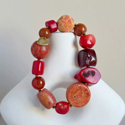 Bohemian bransoletka unikat z korala, karneolu, jaspisu czerwonego i hematytu – ręcznie wykonana biżuteria z naturalnych kamieni w ciepłych czerwonych odcieniach. Magneska.pl