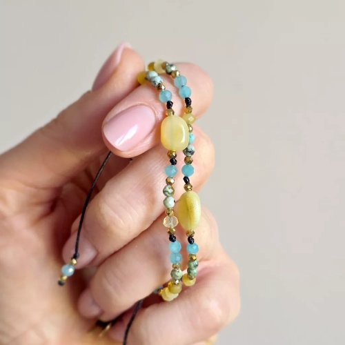 Bransoletka Fullness of Bright Energy z agatu żółtego, amazonitu, turkusu afrykańskiego i hematytu na czarnym regulowanym sznurku – ręcznie wykonana biżuteria z naturalnych kamieni.