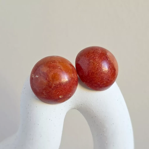 Kolczyki sztyfty z koralem w formie półkul o średnicy 2,5 cm ze stali chirurgicznej – minimalistyczne czerwone kolczyki damskie. Magneska.pl