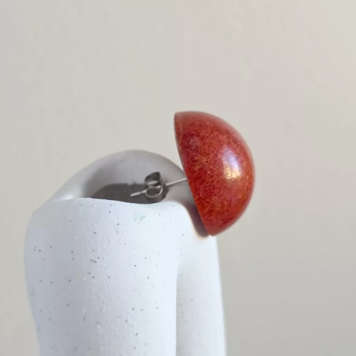 Kolczyki sztyfty z koralem w formie półkul o średnicy 2,5 cm ze stali chirurgicznej – minimalistyczne czerwone kolczyki damskie. Magneska.pl