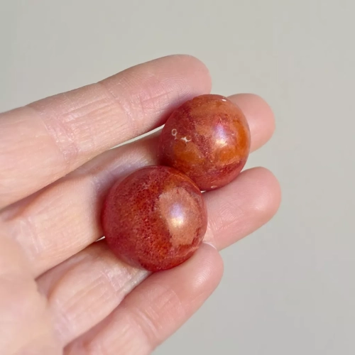 Kolczyki sztyfty z koralem w formie półkul o średnicy 2,5 cm ze stali chirurgicznej – minimalistyczne czerwone kolczyki damskie. Magneska.pl